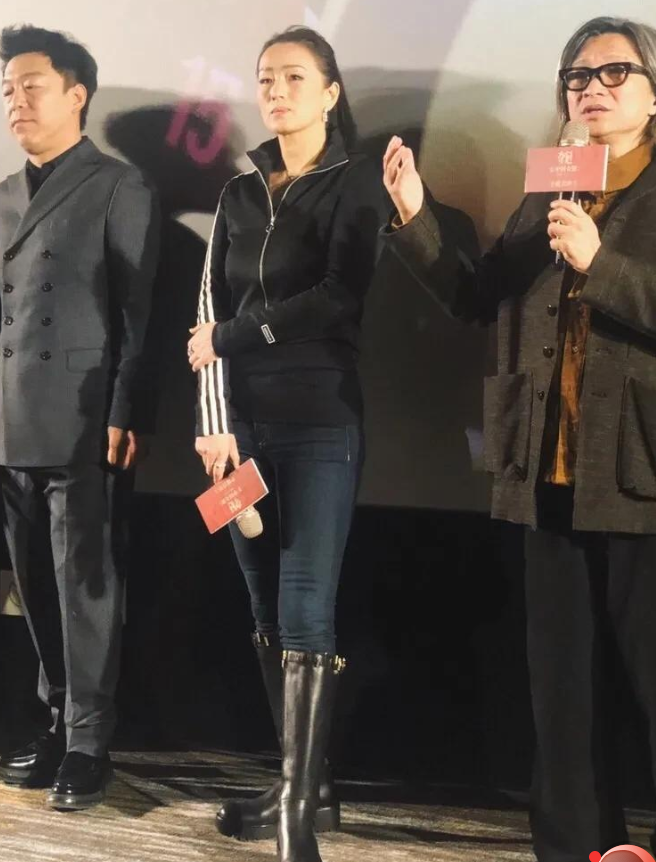 巩俐参加首映式,脸上虽凹凸不平,坚持不修图美的自然!