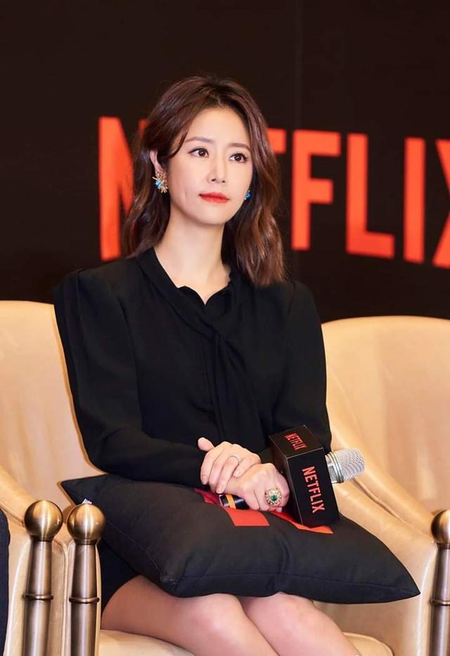 林心如被抓拍原图,穿宽松裙小肚子还凸出,身材体型有了大妈感!