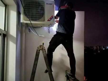 (图为格力安装师傅为镇北中学安装空调)