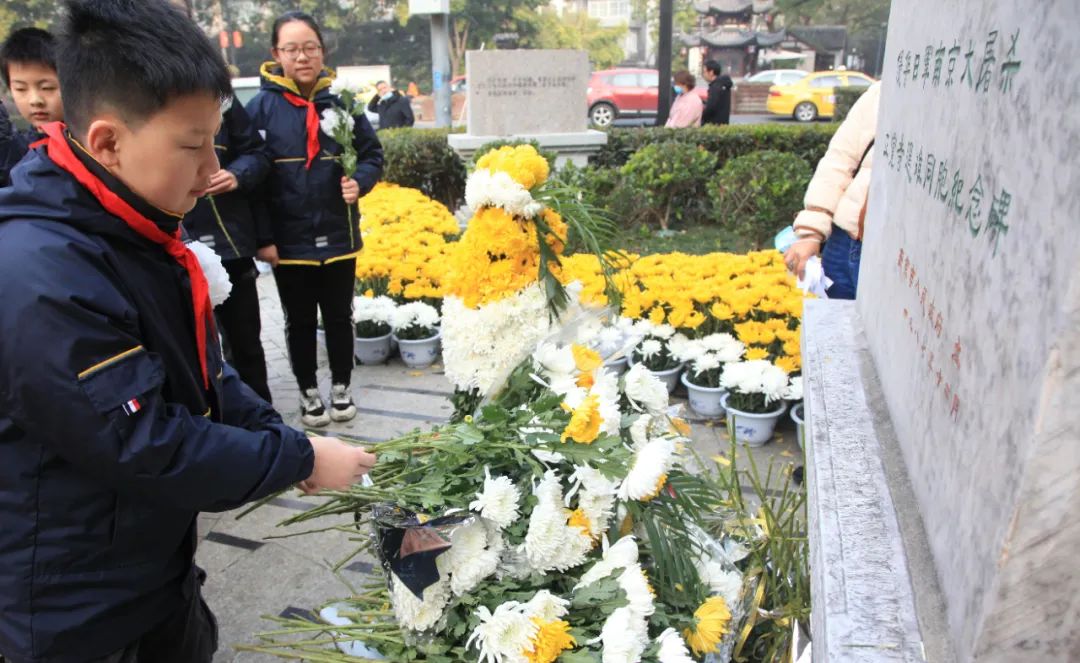 ▲ 12月12日，南京市民來到侵華日軍南京大屠殺死難者正覺寺叢葬地舉行悼念活動，表達對南京大屠殺遇難同胞的哀思。