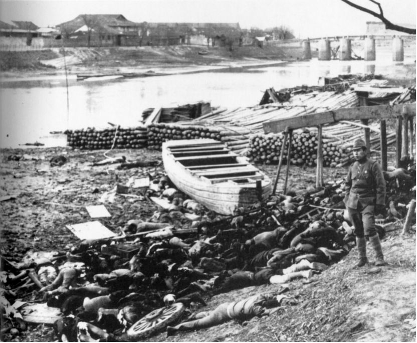 ▲ 1937年底，進入南京的日軍將中國軍民送到下關江邊以機槍掃射，屍體堆滿了江邊，慘不忍賭，行兇後的日軍站在屍體旁，若無其事。