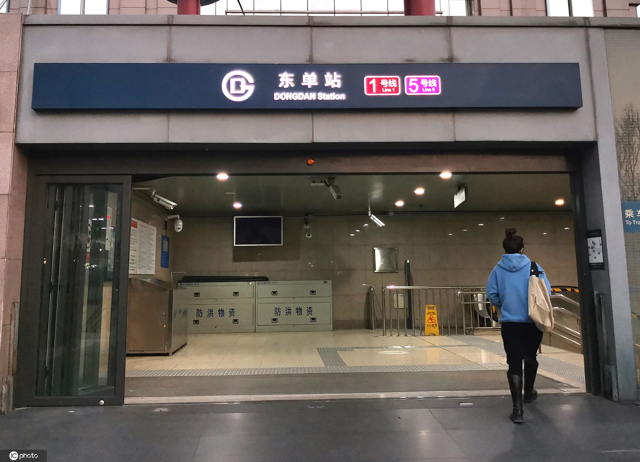 地铁11号线空载试运行，新车站满满“工业风”_京报网