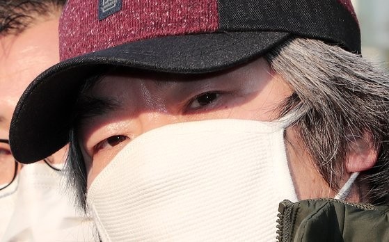 素媛案罪犯打手电筒观察抗议者 盯1分钟令人不寒