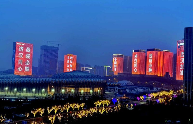 地标建筑点亮暖心字样