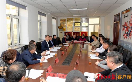 王文涛在哈尔滨市传染病医院主持召开座谈会,听取对做好我省防控工作的意见建议。孙强 摄