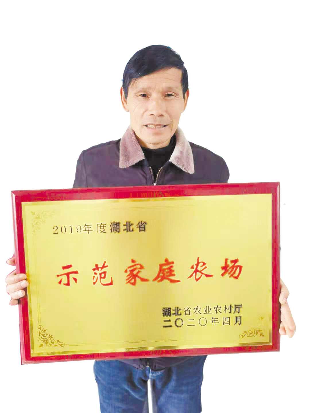 领回省示范家庭农场的牌匾 合作社里的各种农业机械化设备 余若飞和