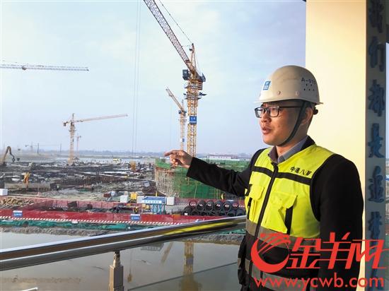 黄富鹏向记者介绍项目建设进展