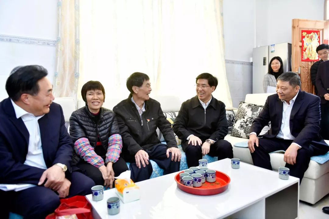 温暖!泽华书记伟汉市长慰问群众和企业,送上新春祝福!