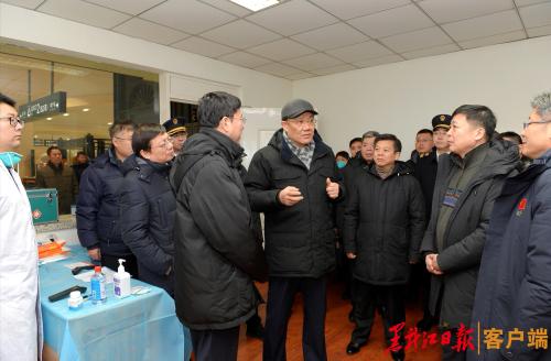 王文涛深入到哈尔滨火车站,督促检查新型冠状病毒感染的肺炎疫情防控工作落实情况。孙强 摄