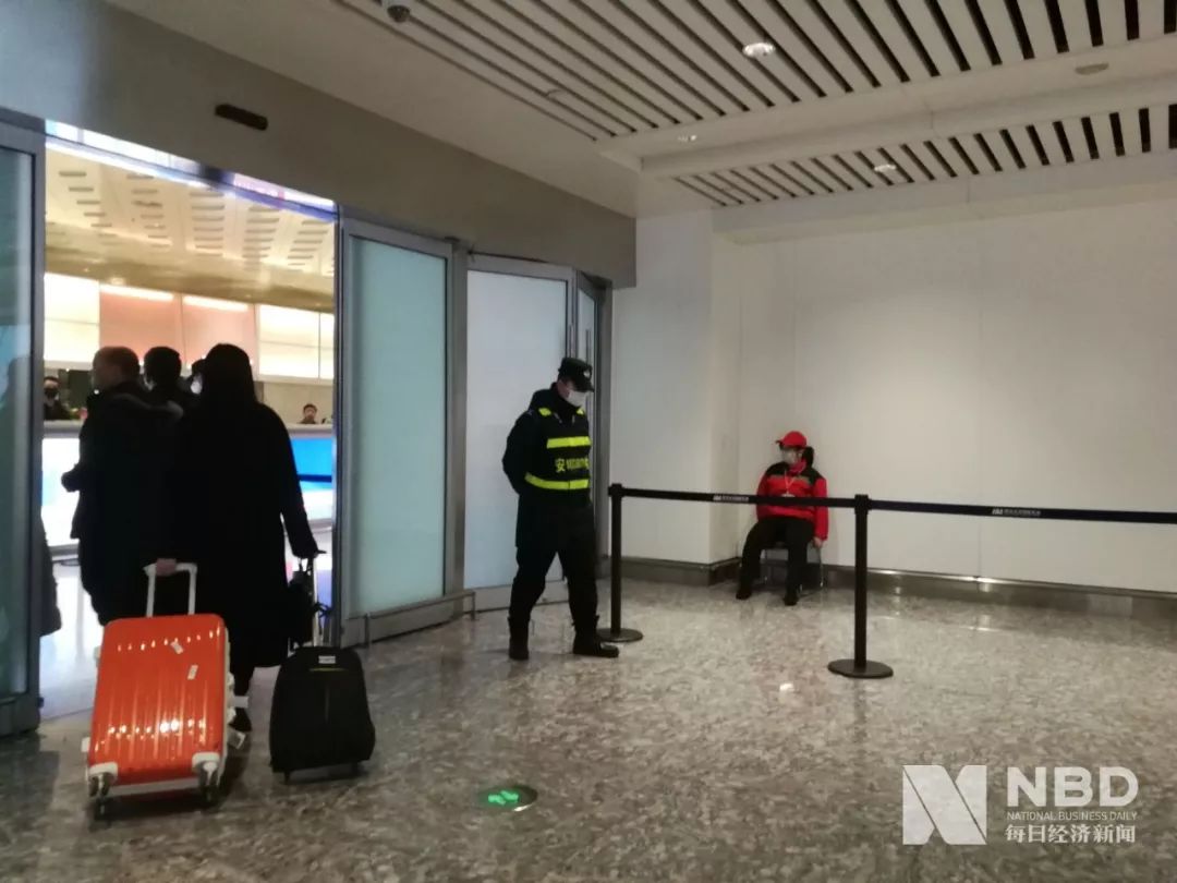 不少天河机场内的工作人员佩戴上了口罩 图片来源:每经记者 陈晴 摄