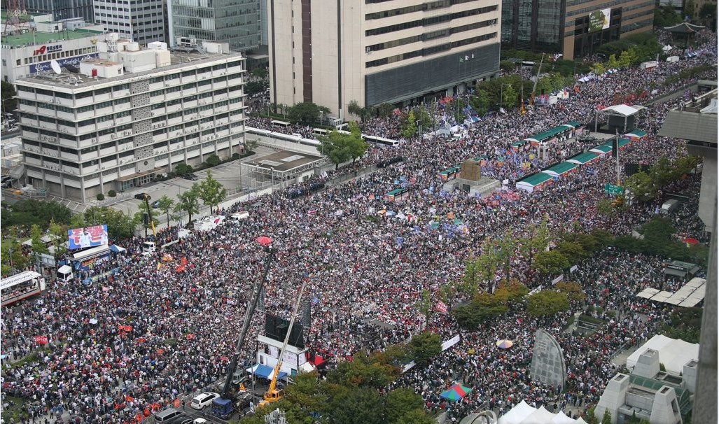 去年10月3日,首尔光化门广场,韩国多个在野党和保守团体举行集会要求时任法务部长曹国辞职。