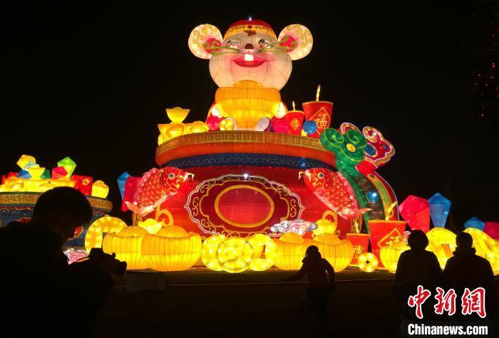 资料图:图为鼠年元素灯组。 俞靖 摄
