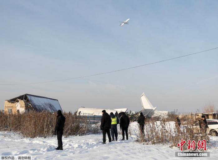 当地时间2019年12月27日,哈萨克斯坦BEK AIR航空公司一架载有100人的飞机在阿拉木图附近坠毁。图为飞机失事现场。