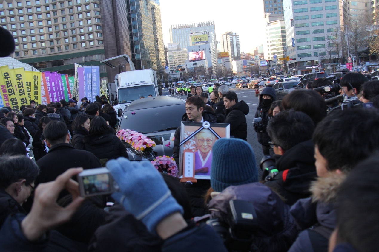 去年2月,韩国民众集会悼念“慰安妇”受害者金福童去世。济冬摄