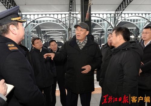 王文涛深入到哈尔滨火车站,督促检查新型冠状病毒感染的肺炎疫情防控工作落实情况。孙强 摄