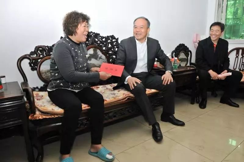 温暖!泽华书记伟汉市长慰问群众和企业,送上新春祝福!