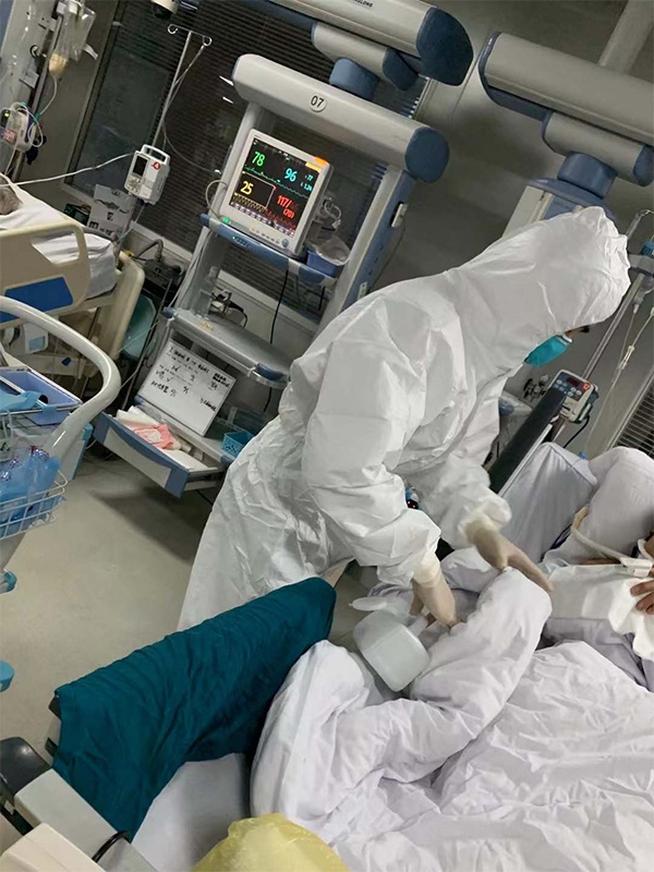 武汉市第一医院医护人员治疗重症患者。