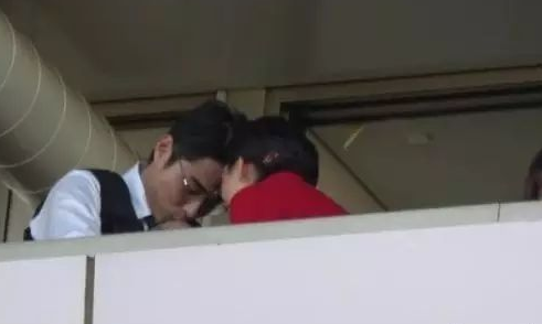 老爸劈腿,老公也劈腿,她真的好惨