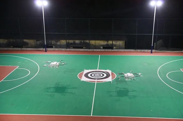 ▲无人机编队进行夜间投送训练