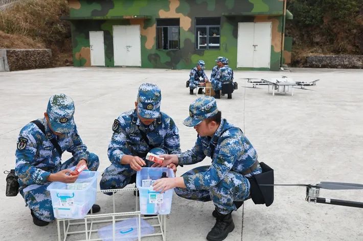 ▲官兵卸载无人机投送的药品
