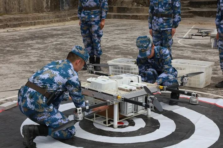 ▲保障人员将物资装载至无人机