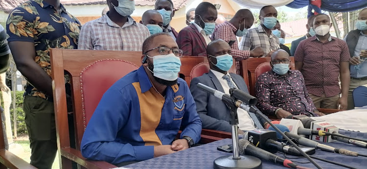 △肯尼亚医生、药剂师和牙医工会代理秘书长齐邦资·穆瓦充达医生在12月21日的新闻发布会上。