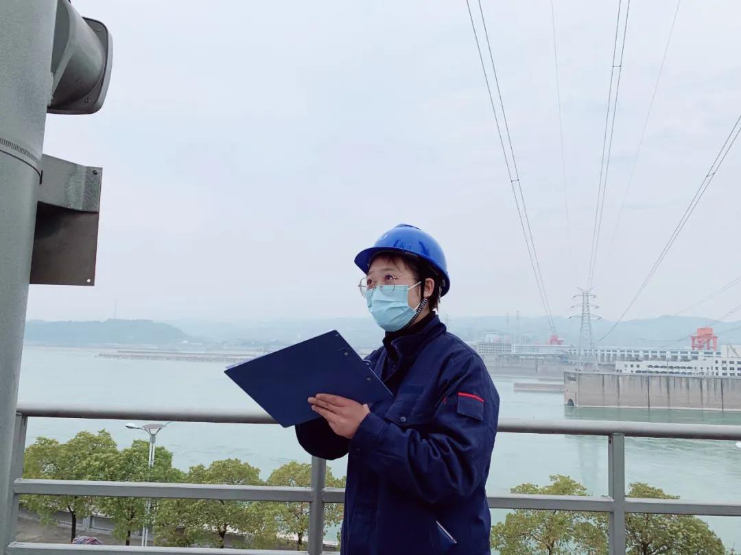 葛洲坝电厂发电分部应急巡检220千伏进线侧输电装备