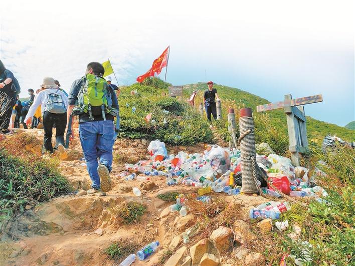 ▲东西涌海岸线上随处可见的垃圾堆。本版图片除署名外均由深圳市蓝色海洋环境保护协会提供
