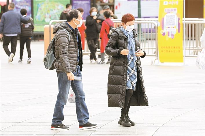  ▲大风降温，要多穿衣服保暖。 资料图