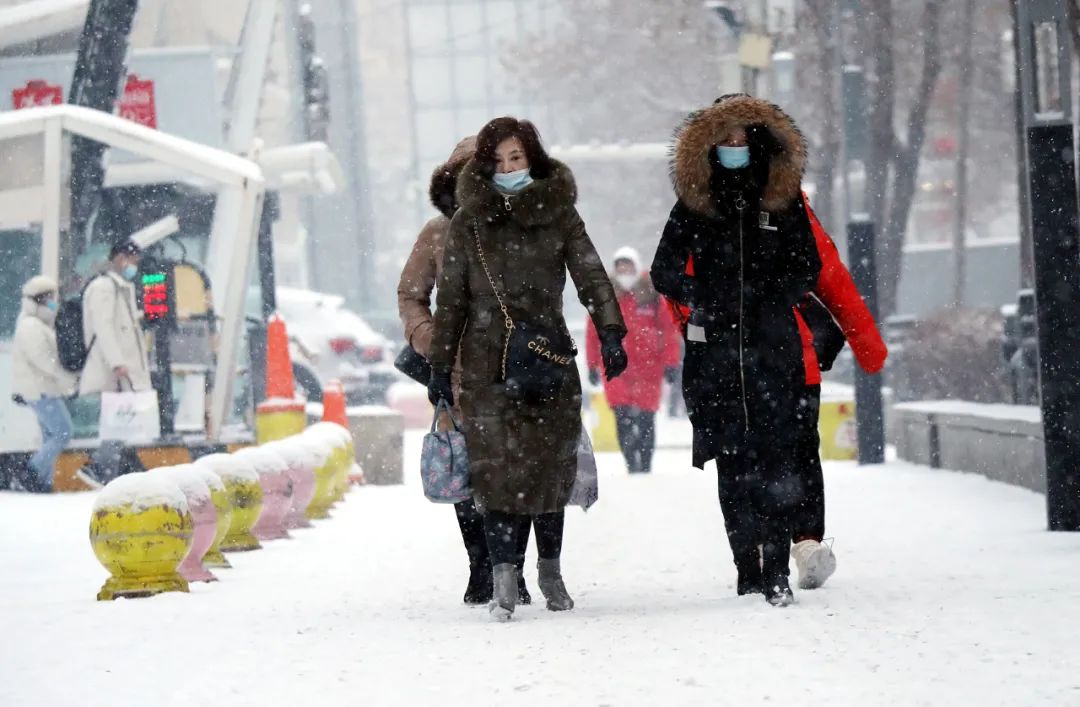 △12月27日，新疆乌鲁木齐，行人风雪中出行。 　　图片来源：视觉中国