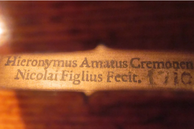 FBI 提供的丢失小提琴资料图（图源：纽约邮报）