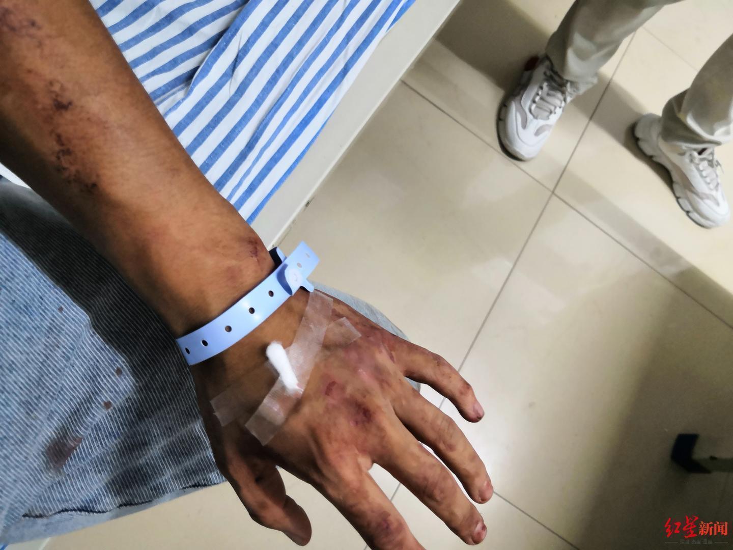 单手制服歹徒 成都武警特战尖兵救了一车人