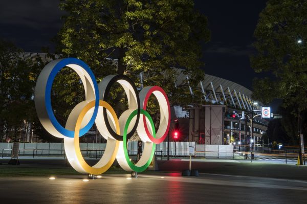 在日本东京拍摄的奥运五环标志和东京奥运会主体育场（新华社）