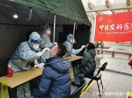 中日医院医疗团队进行核酸检测采样现场。中日医院寇然摄