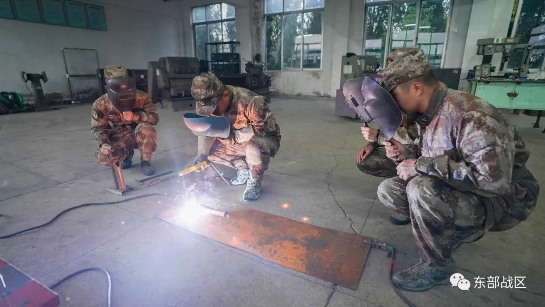 ▲庞彬彬带领修理班进行电焊作业。