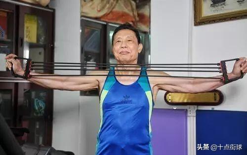 运动对人影响有多大?83岁钟南山看起犹如53,游泳篮球健身样样来