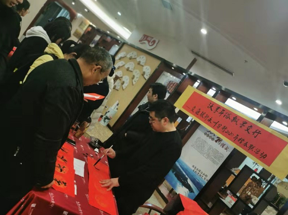 交通银行永州分行开展“沃享年俗 飘墨交行”送春联活动