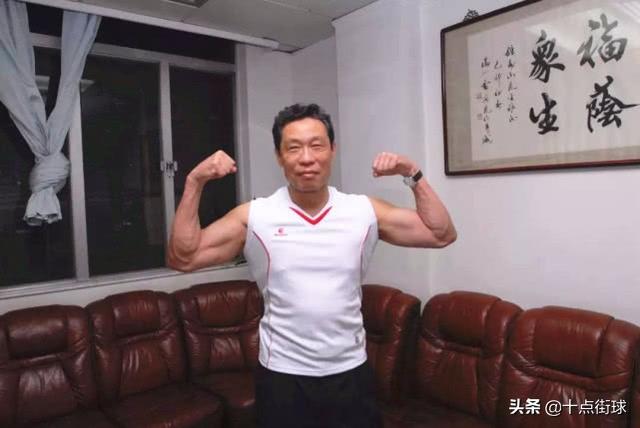 运动对人影响有多大?83岁钟南山看起犹如53,游泳篮球健身样样来