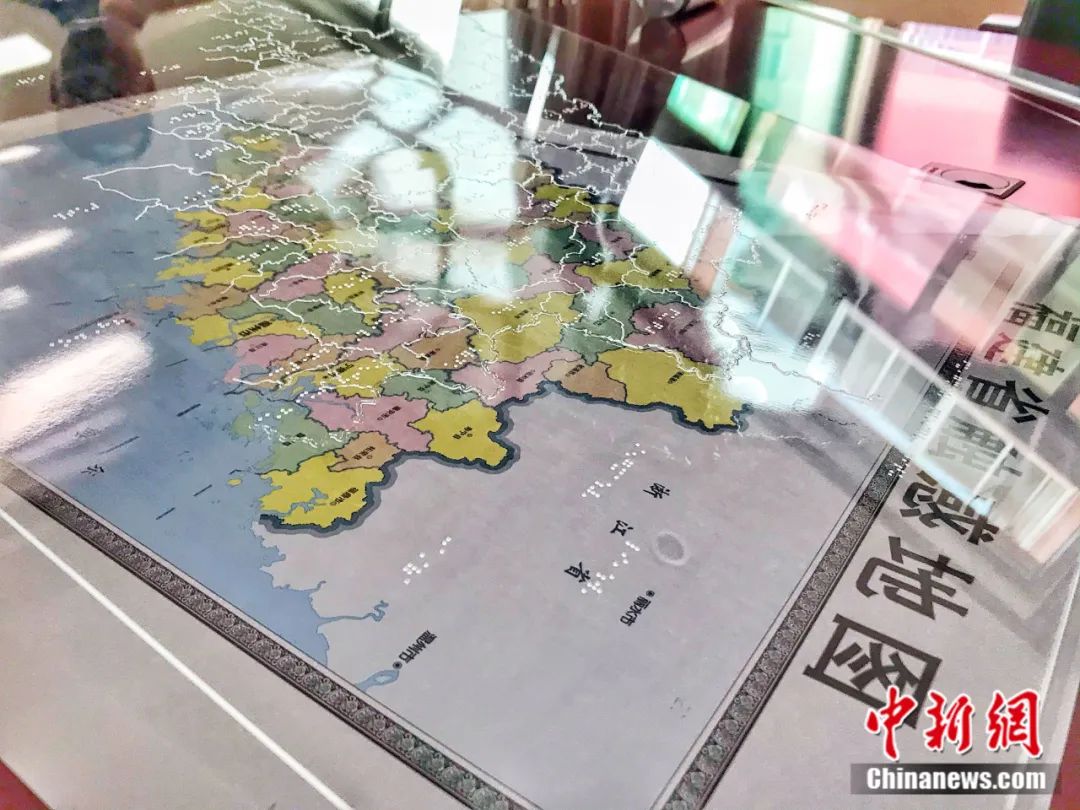 福建省触感地图是中国首张省级触感地图.蒋文洁 摄