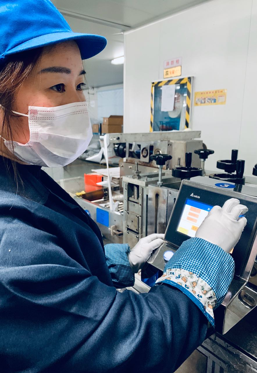 口罩工人:回家敬父亲一盅酒 马上返回工厂生产线