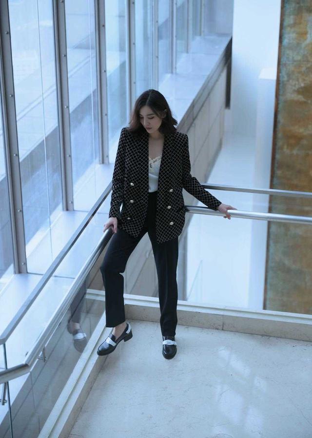 宋佳美得不低调,扎低马尾搭配西服套装干练时髦,秒变成功企业家