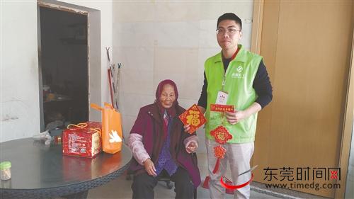 ■“福鼠迎春送关怀”蛤地社区迎春探访慰问老人 东莞市社工协会供图