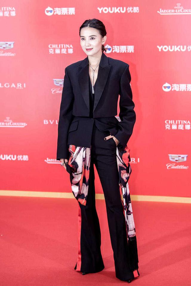 宋佳美得不低调,扎低马尾搭配西服套装干练时髦,秒变成功企业家