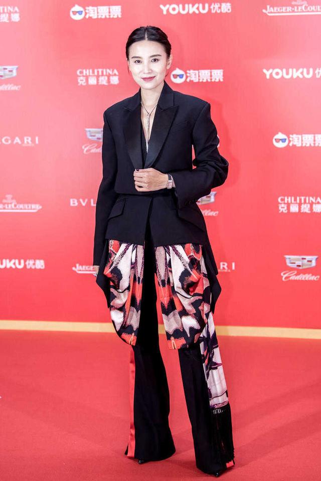 宋佳美得不低调,扎低马尾搭配西服套装干练时髦,秒变成功企业家