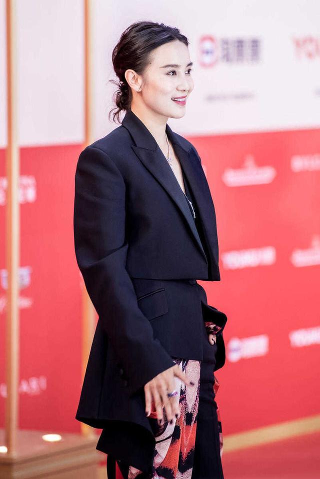 宋佳美得不低调,扎低马尾搭配西服套装干练时髦,秒变成功企业家