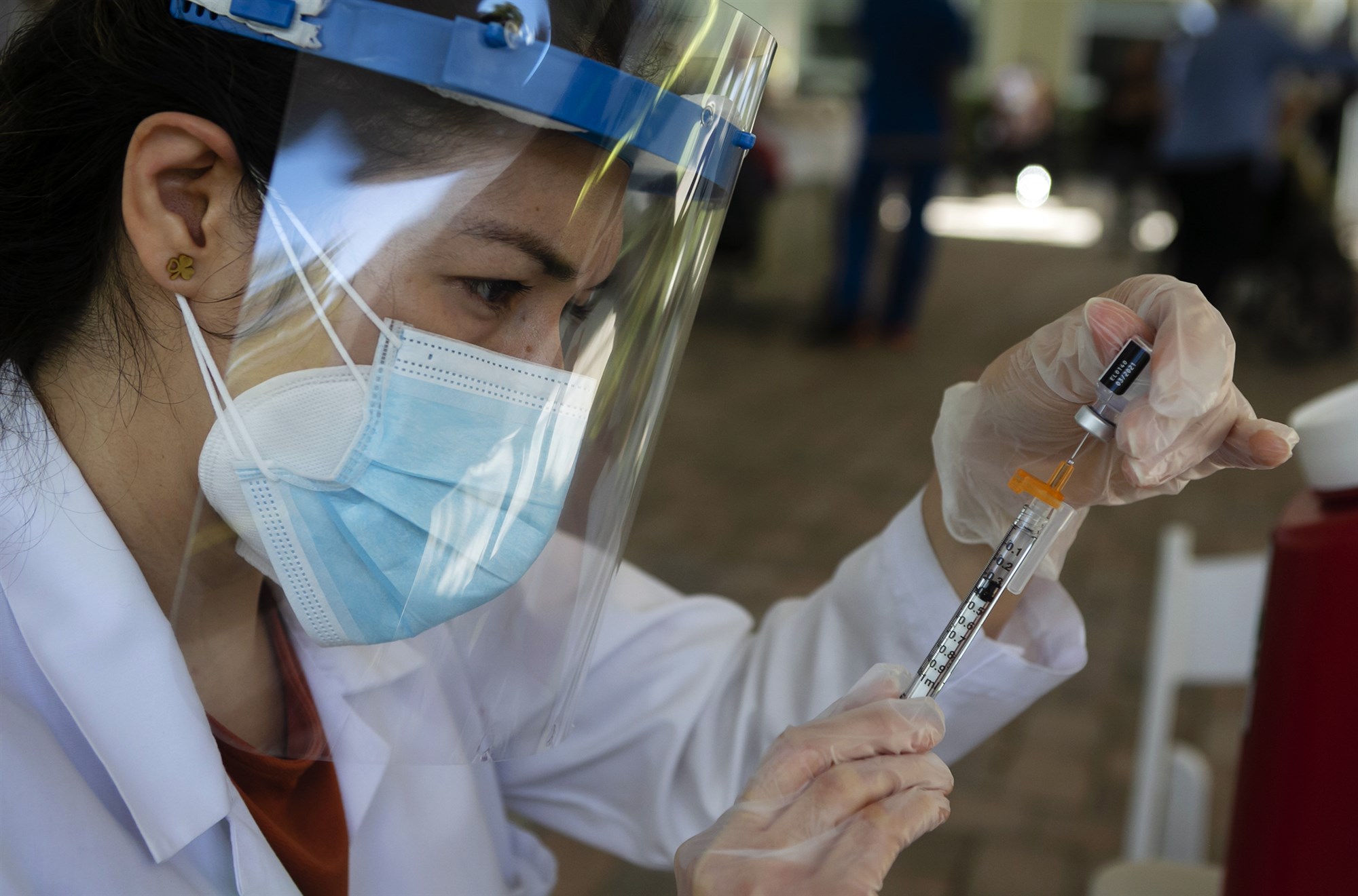 迈阿密的医护人员准备向接种者注射疫苗。(GettyImages)