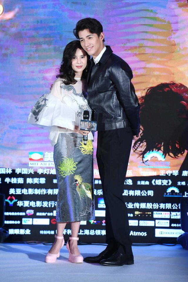 李若彤气质真“仙”,穿夸张半透上衣配包臀裙亮相,只是穿错鞋子