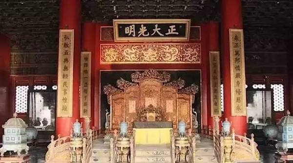乾清宫内景,柱上可见两组对联表正万邦,慎厥身修思永;弘敷五典,无轻