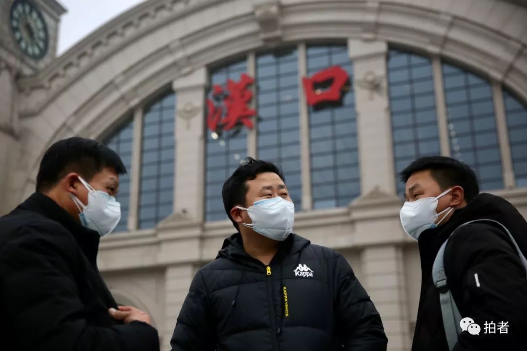 1月22日,武汉汉口火车站,佩戴口罩的旅客。