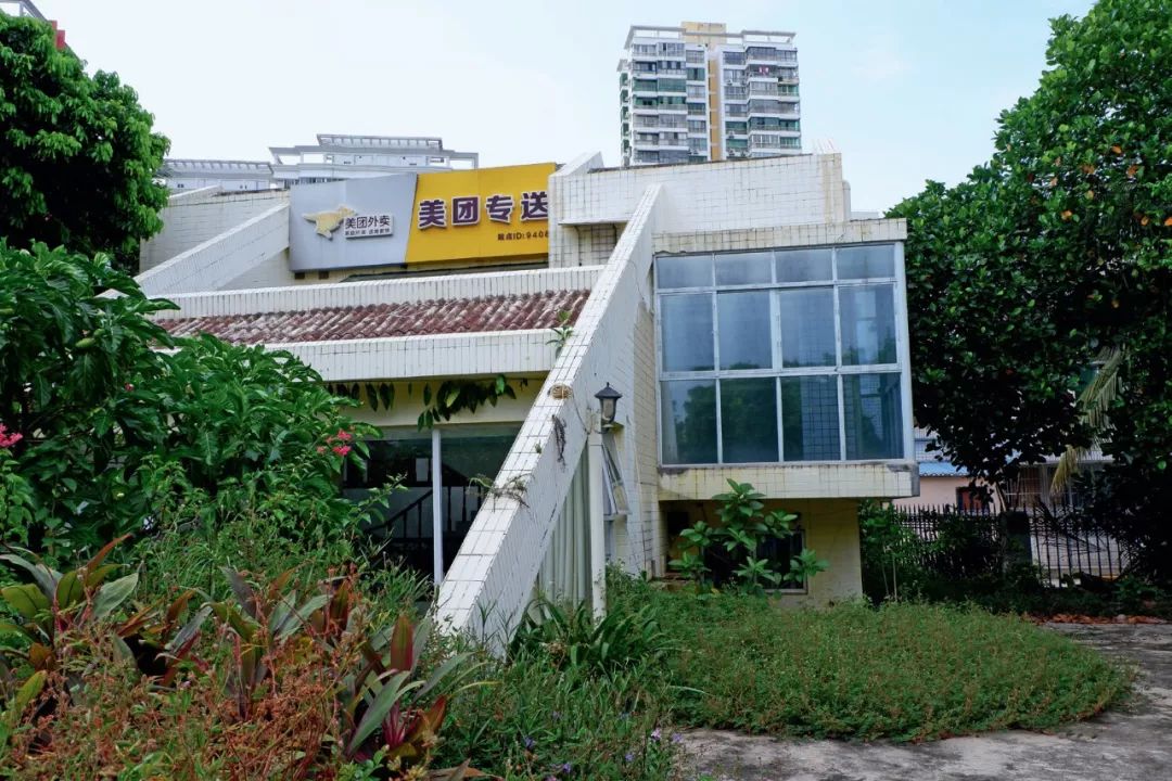 张家慧夫妇位于海口市美兰区福海花园的一套别墅,已经废弃多年,如今荒草丛生。摄影/本刊记者 黄孝光